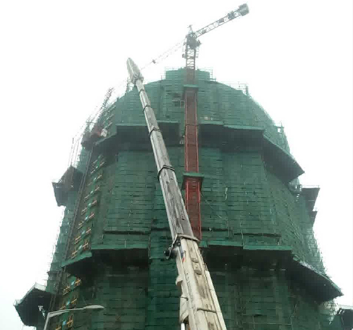 鄂伦春吊车在工地上作业